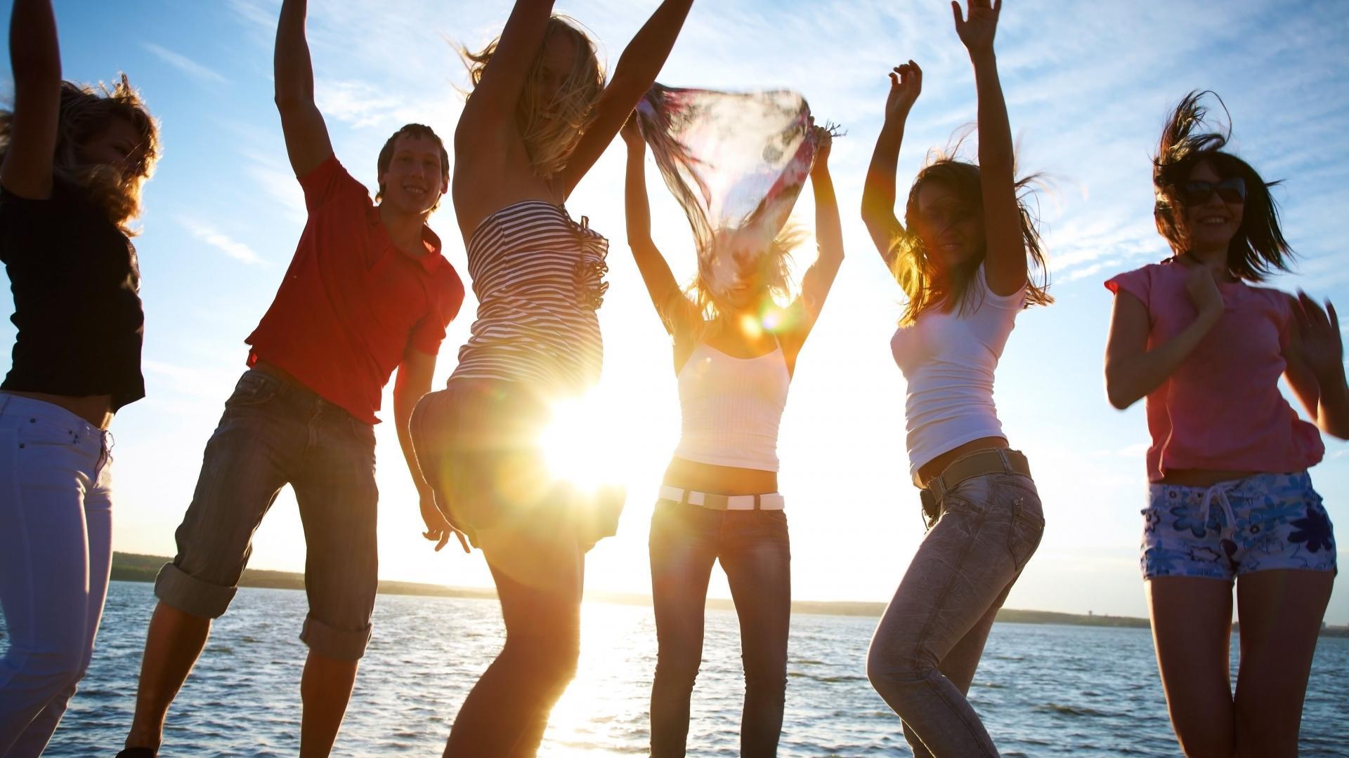 vacation-weekend-young-people-company-friends-joy-fun-dance-sea-beach-sun